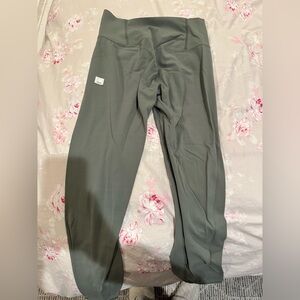 Vuori all the feels leggings. Size small. Moss green